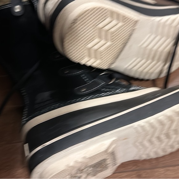 SOLD - Sorel Winter Boots - Picture 6 of 7
